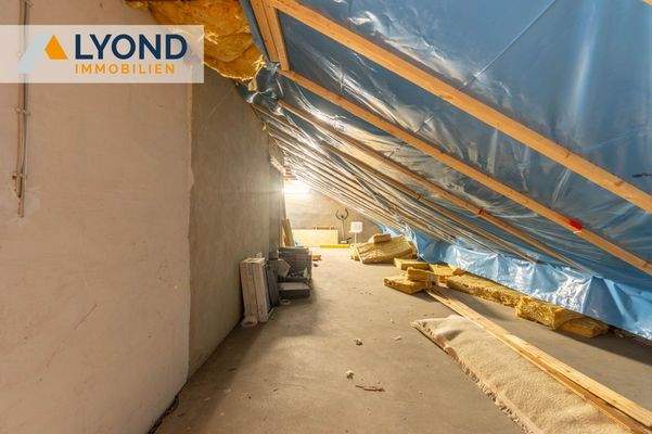 LYD 4617 - 24 Dachboden