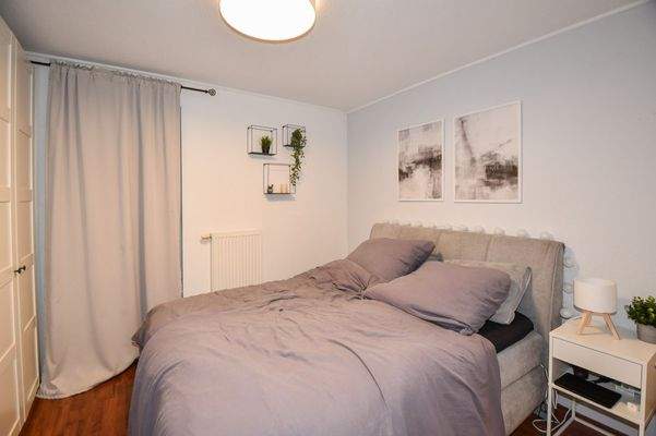 Schlafzimmer mit Zugang zur Dachterrasse