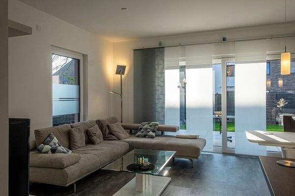 Blick ins Wohnzimmer der Einliegerwohnung.jpg