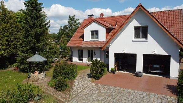 Hauseingang und Zufahrt