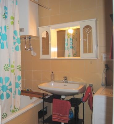 Bad mit Wanne, WC extra, Waschmaschine