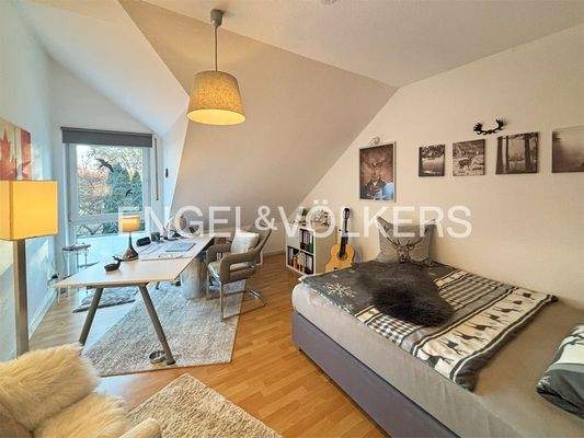 Gäste-/Kinderzimmer mit bodentiefem Fenster
