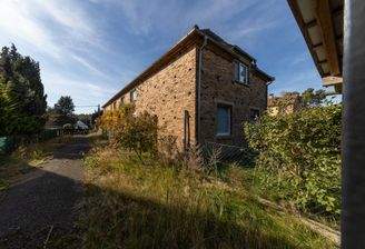 Wohnhaus mit Zufahrt zum Carport