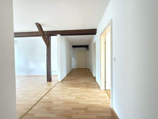 Diele mit Blick ins Wohnzimmer