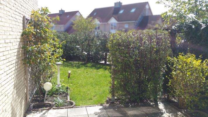 Blick auf den Garten von der Terrasse