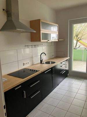 Moderne Küche mit Balkon