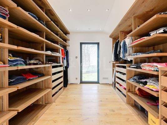 Ankleide des Master-Schlafzimmers