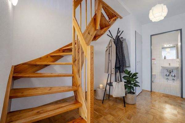 Diele mit Treppe ins DG