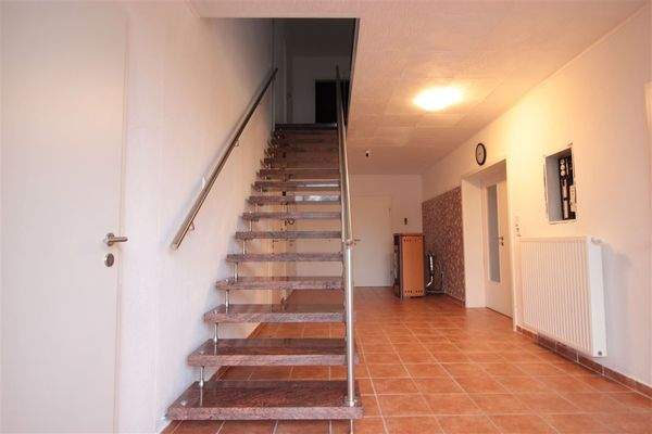 Natursteintreppe mit Edelstahl-Handlauf