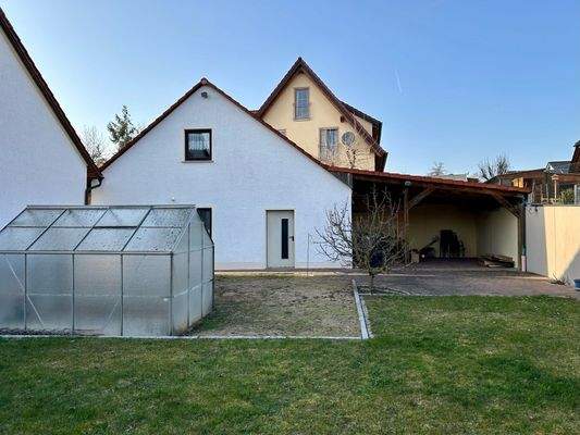 Doppelgarage mit überdachtem Freisitz