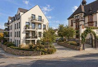 Herbstlicher Rathausplatz mit modernen Balkonen.jpg