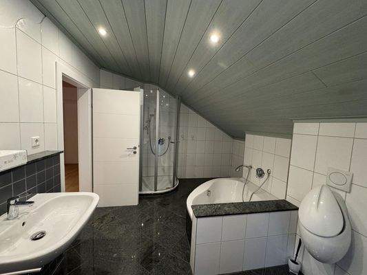 1. Bad OG Badewanne u. Dusche