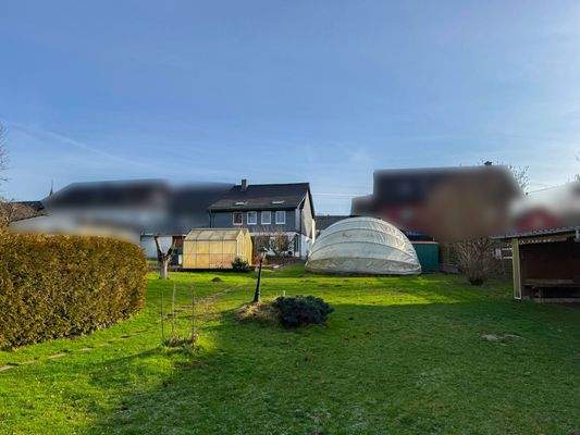 Gartenansicht mit Pool unter der Rundkuppel