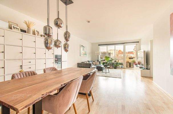 Lichtdurchflutetes Wohn- und Esszimmer