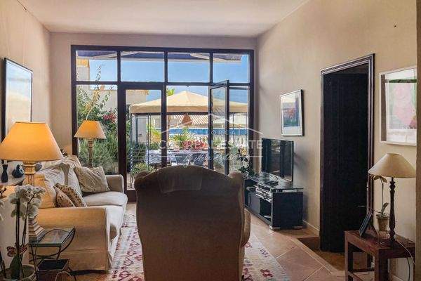 ...durch große Glasfront