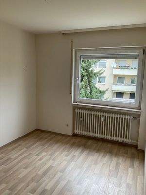 Leeres Zimmer mit Fenster