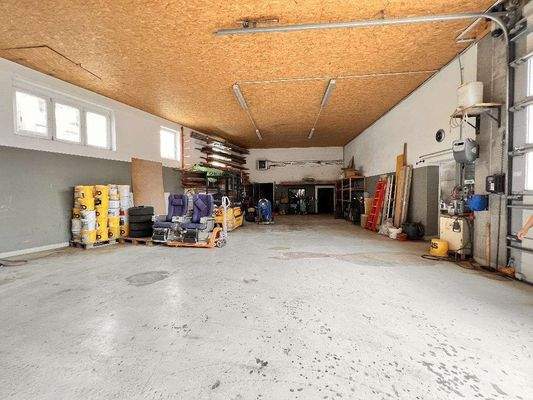 große Fahrzeug- /LKW-Halle