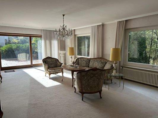 Lichtdurchflutetes Wohnzimmer