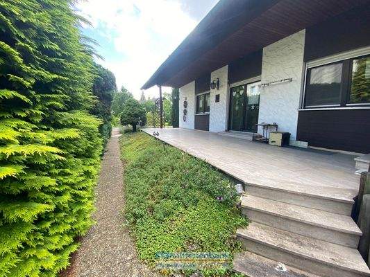 Terrasse mit Stufenabgang