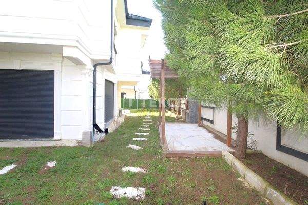 Villas with Spacious Garden in İstanbul Silivri
