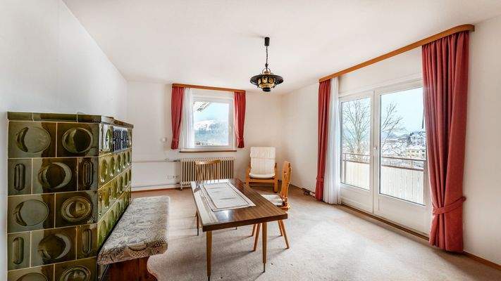 Wohnzimmer mit Kachelofen