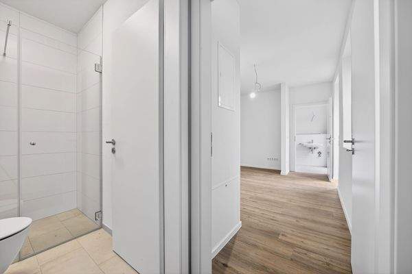 Zwei moderne Bäder im hinteren Wohnbereich