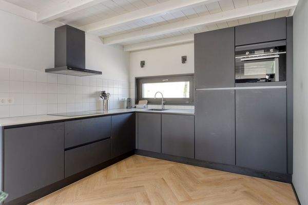 ferienhaus-kaufen-lakeside-resort-brielle-zwartewaal-moderne-kueche-2026