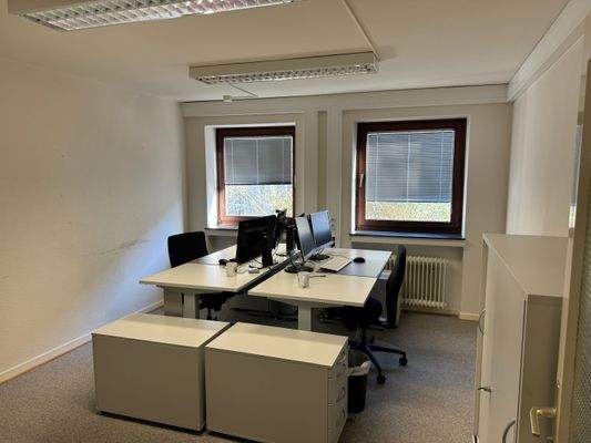 Büroraum_m_Einrichtungsbeispiel.JPG