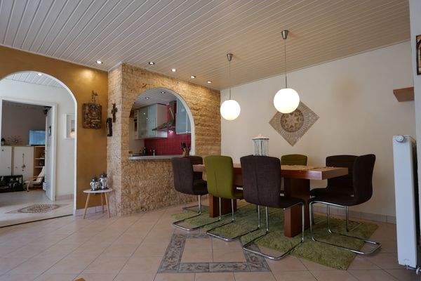 Essbereich im Wohnzimmer mit Blick Richtung Küche