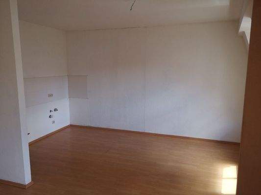 Wohnzimmer mit offener Küche