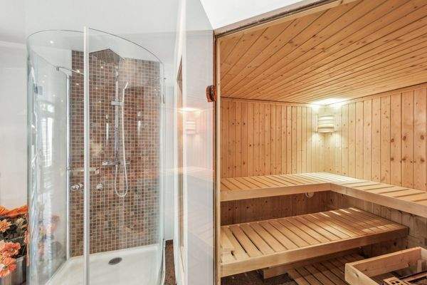 Fitness-/Sauna Untergeschoss mit Zugang zum Garten 