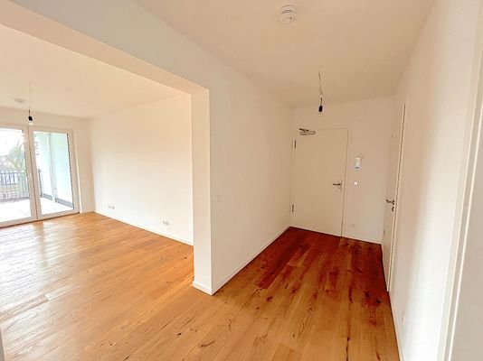 Eingangsflur und Übergang ins Wohnzimmer