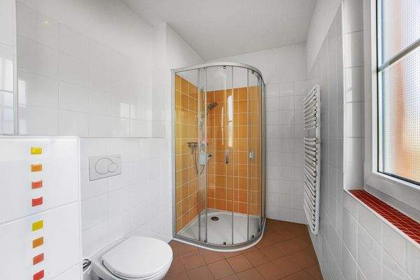 Bad mit Wanne & Dusche im Obergeschoss