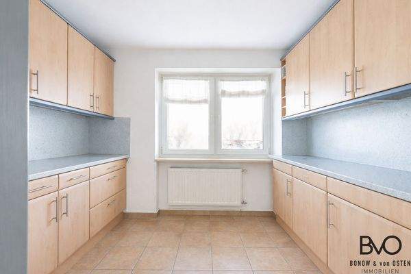 Funktionale Einbauküche mit großzügigem Stauraum in Ober- und Unterschränken