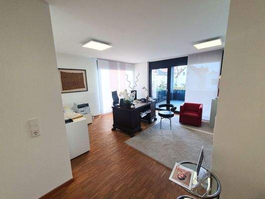 Großzügiger Praxis-_Büroraum.jpg