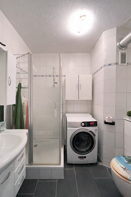 Bad mit Dusche und WC