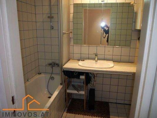 Badezimmer Ansicht mit Wanne.jpg