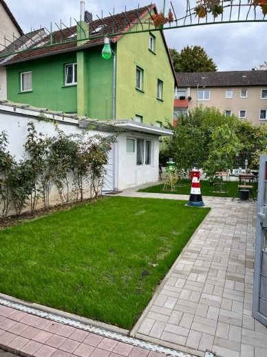 Mehrfamilieneckhaus mit großem Garten, Doppel Garage und voll unterkellert / Ohne Makler(Provisionsfrei)