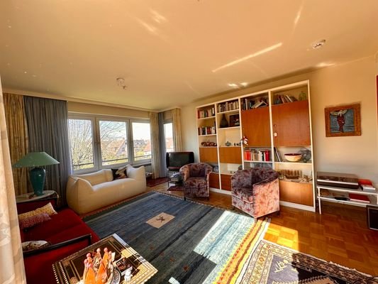 Wohnzimmer mit Balkon