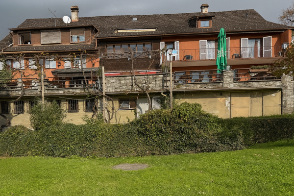 Adler Garrtenseite mit Terrasse und Hintergrund.pn