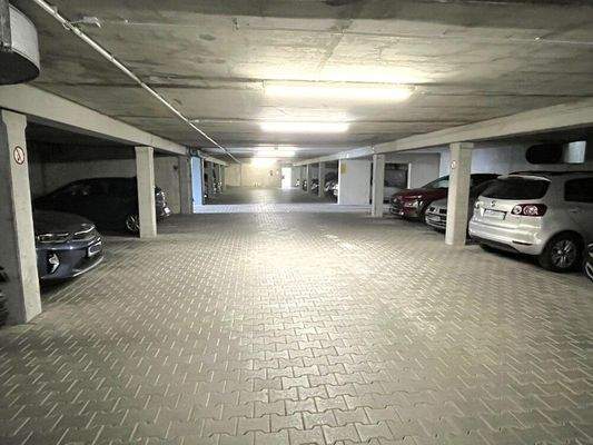Geräumige Tiefgarage