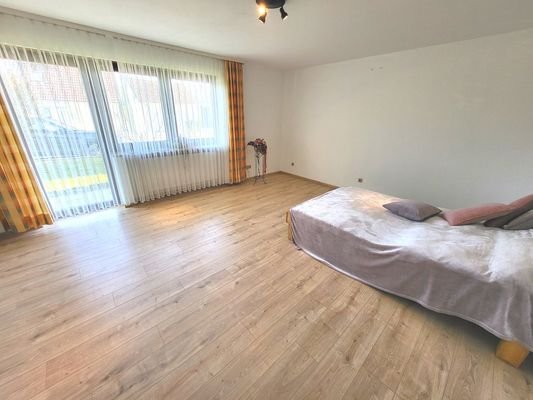 Souterrain Schlafzimmer mit Terrassentüre