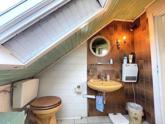 Kleines Badezimmer im Dachgeschoss - Foto 1