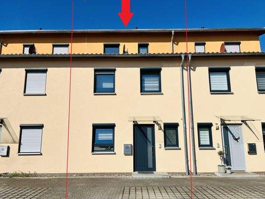 Südostansicht mit überdachtem Hauszugang