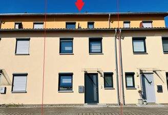 Südostansicht mit überdachtem Hauszugang