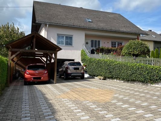 Vorderansicht mit Hof und Carport