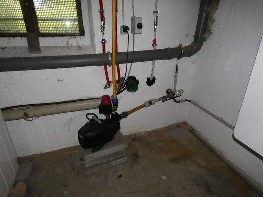 Gartenpumpe im Keller