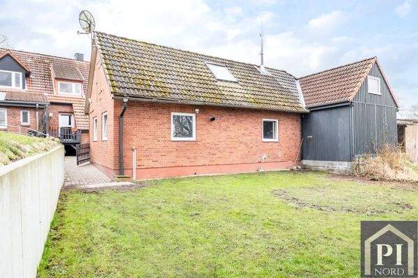 Garten mit Nebengebäude