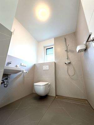 Badezimmer 2 - Verbessert - (KI generiert)