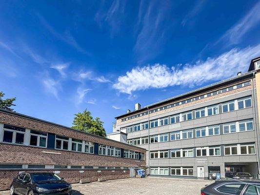 Gebäuderückseite / Außenstellplätze